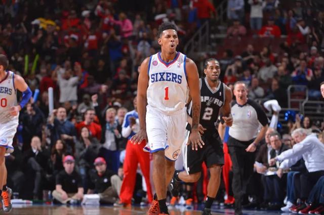 球迷：这球不进都对不起场地（球迷感叹：不进都对不起这草皮）