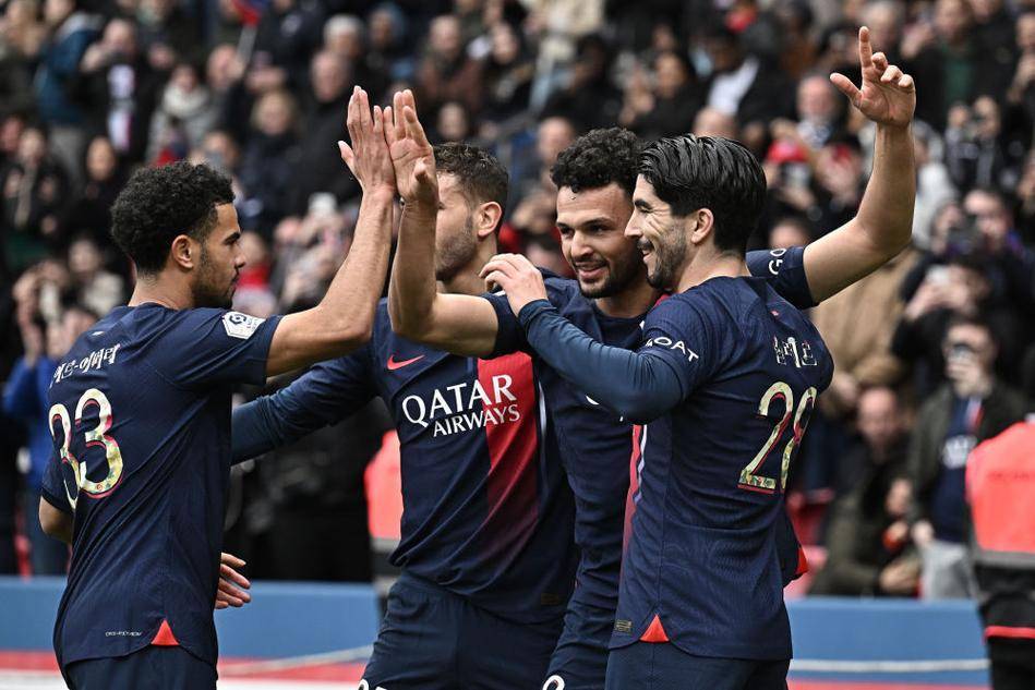 拉菲尼亚否认转会沙特传闻，斥媒体报道不实（拉菲尼亚辟谣赴沙特传闻，称相关报道失实）