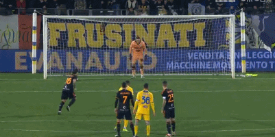 FM26逆天Bug，外场球员“闪现”至门前挡出对方主罚的点球