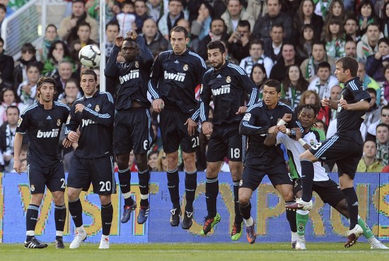 西甲：巴萨4-1大胜瓦伦西亚（西甲：巴塞罗那4-1轻取瓦伦西亚）