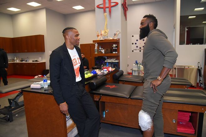 主教练生病离场！魔术主帅莫斯利本场能否回归成疑（主帅突发不适提前离场，魔术主教练莫斯利本场回归存疑）