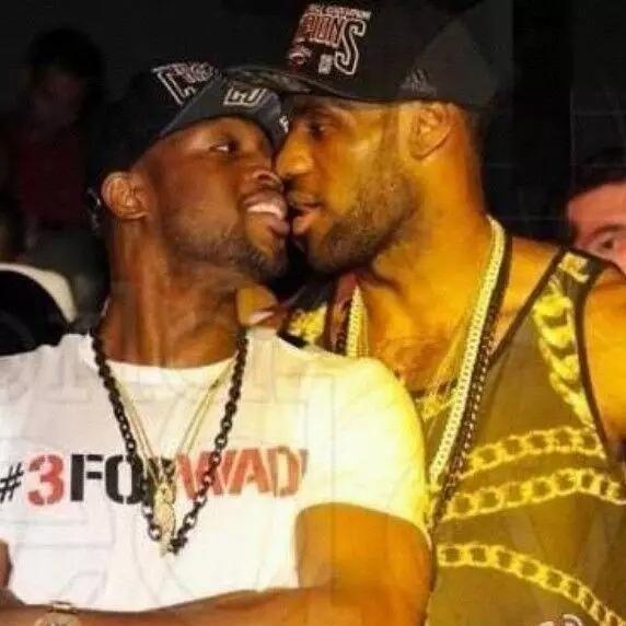 美国名记：苏亚雷斯因为无球状态下踢人被禁赛一场（美国名记称：苏亚雷斯因无球时脚踢对手被停赛一场）